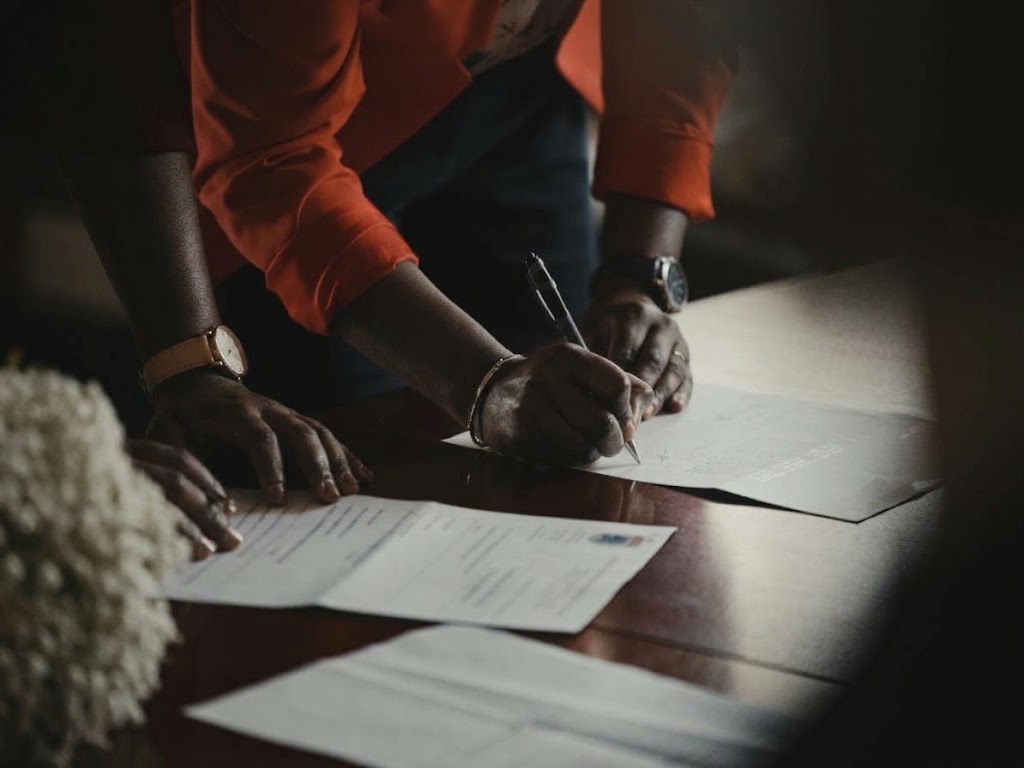 Signature de documents lors de la préparation d’un projet